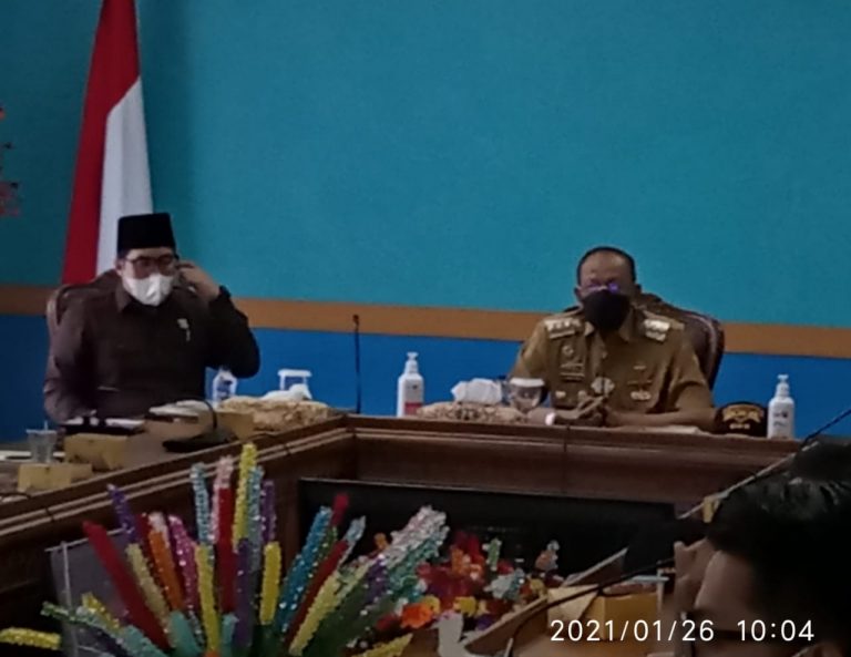 Wakil Ketua I DPRD Natuna Daeng Ganda Rahmatullah bersama Bupati Natuna Hamid Rizal