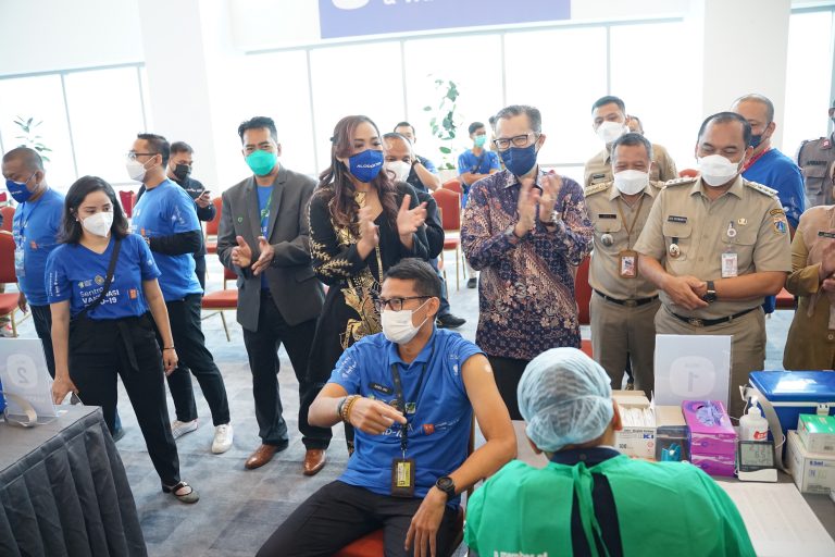 Menparekraf, Bapak Sandiaga Uno Setelah Selesai Penyuntikan Vaksin Covid....jpg