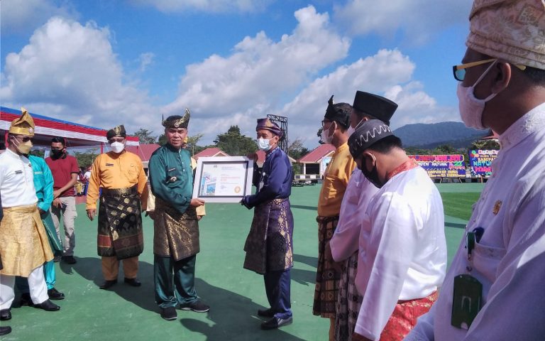 Wan Siswandi Serahkan Penghargaan Desa Terbaik