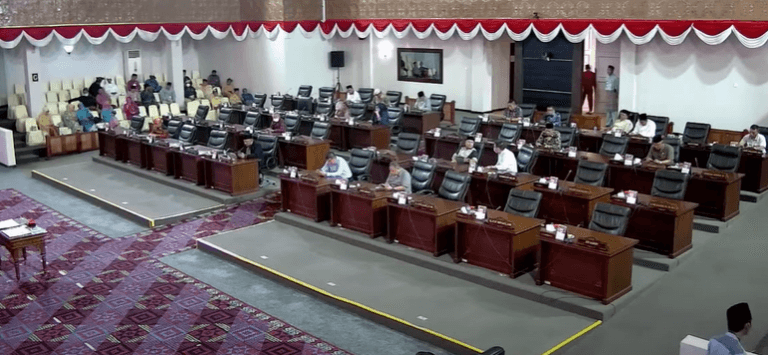 8 anggota hadir virtual