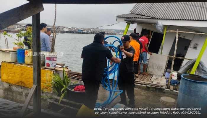 BPBD Tanjungpinang bersama Polsek Tanjungpinang Barat mengevakuasi penghuni rumah sewa yang ambruk di Jalan Teladan