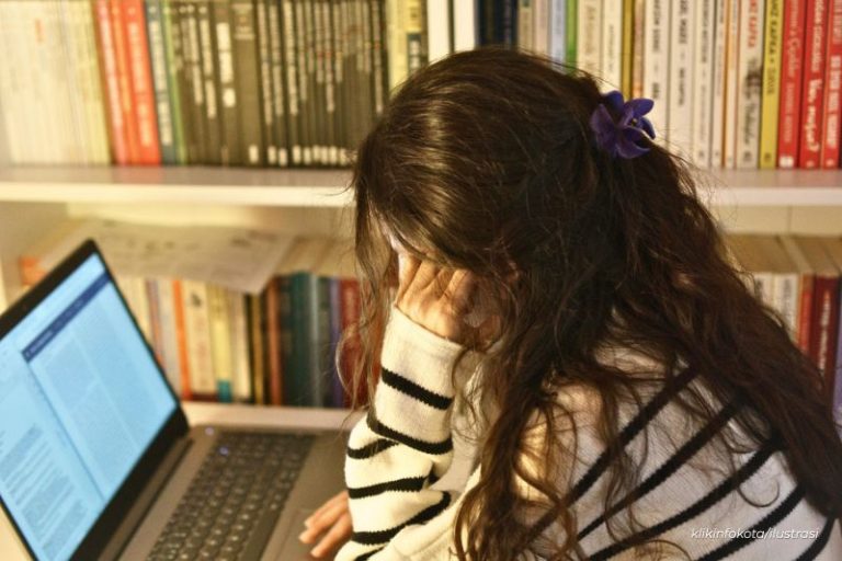 belajar mandiri di depan laptop