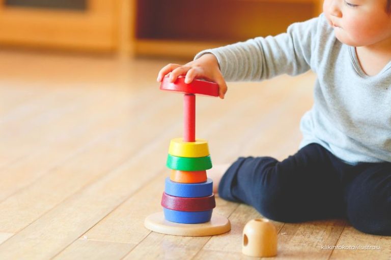 anak kecil bermain balok