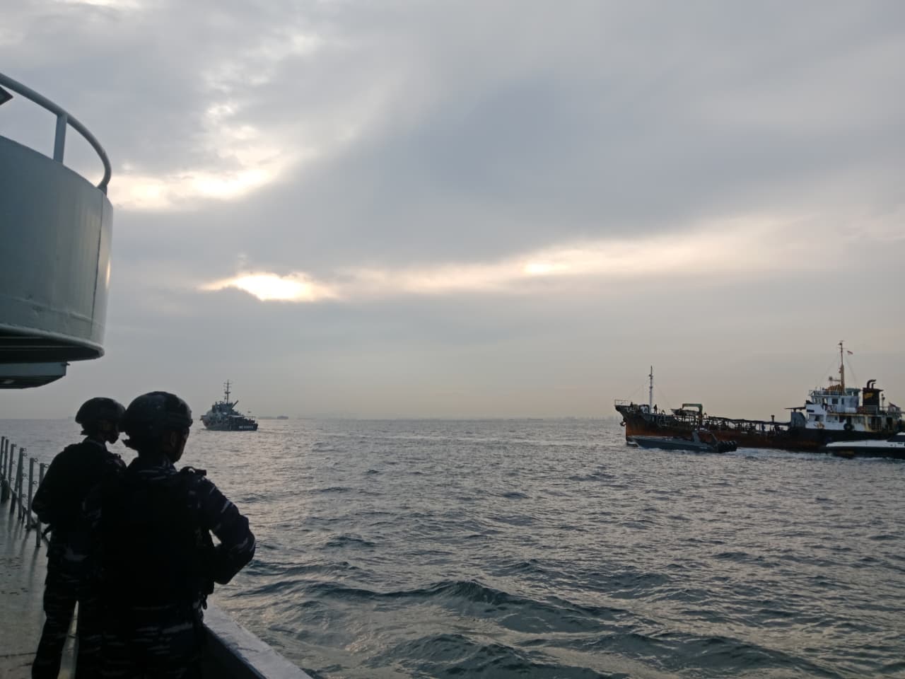 KRI Pulau Rangsang-727 Amankan Kapal Diduga Terkait Jaringan Narkoba di Perairan Bintan