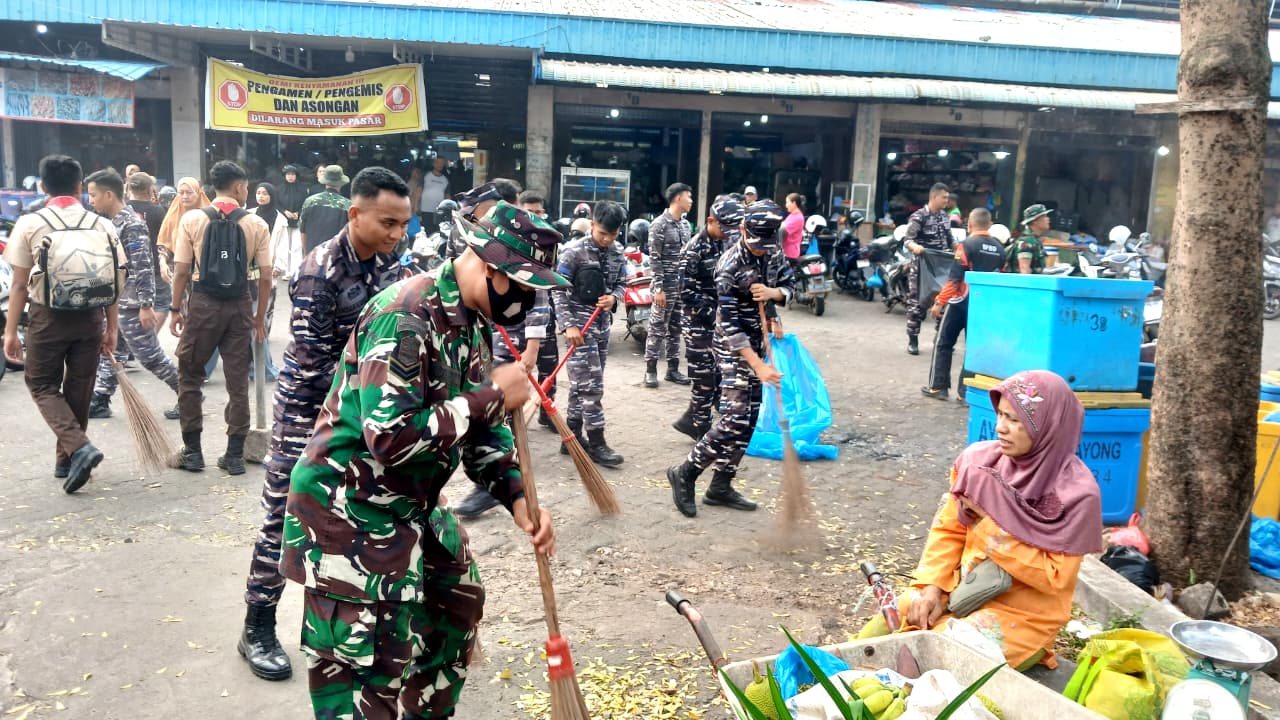 Prajurit Koarmada I Kolaborasi Gotong Royong Bersihkan Pasar Bintan Center