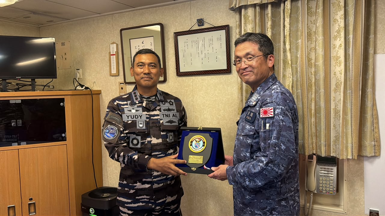 KRI John Lie-358 Perkuat Hubungan Maritim dengan JMSDF di Mempawah