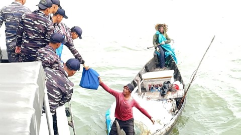 KRI Alamang-644 dan Lanal Tanjung Balai Asahan Gelar Bakti Sosial untuk Nelayan