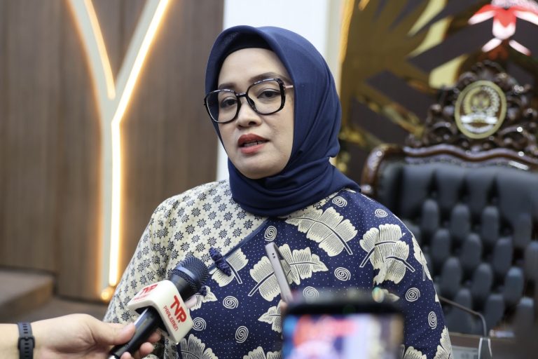 Wakil_Ketua_Komisi_IX_DPR_RI_Putih_Sari__usai_Rapat_Pleno_Badan_Legislasi__Baleg__DPR_RI__di_Gedung_20260827083258